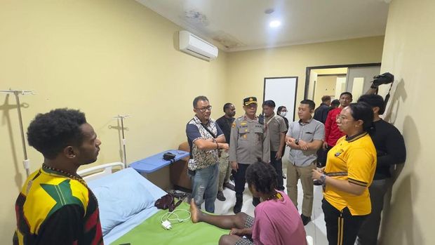 Polisi menjenguk korban penyanderaan KKB, Demerina Uamang sebelum dipulangkan ke keluarganya di Mimika. Polisi menjenguk korban penyanderaan KKB, Demerina Uamang sebelum dipulangkan ke keluarganya di Mimika.