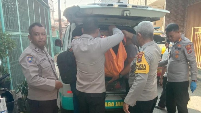 Polisi saat mengevakuasi jasad korban. (Foto: dok. Polsek Tanjung Morawa)