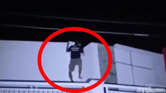 Polisi tangkap remaja GF (19) terkait pencurian brankas di Masjid Al Markaz Al Islami, Makassar.