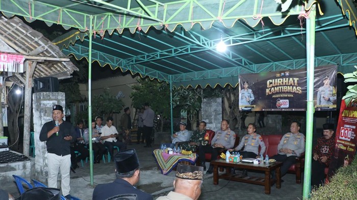 Kapolres Blitar Kota, AKBP Kalfaris Triwijaya Lalo hadir langsung di acara Curhat Kamtibmas