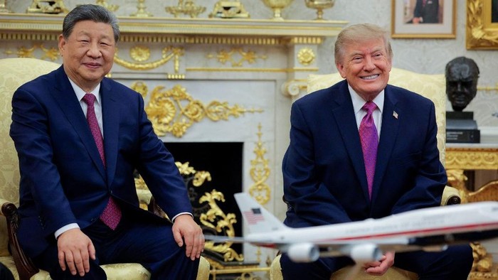 Presiden China Xi Jinping dan Presiden AS Donald Trump saat melakukan pembicaraan di Ruang Oval Gedung Putih pada Kamis (24/9) waktu setempat (Getty Images via AFP/CHIP SOMODEVILLA)