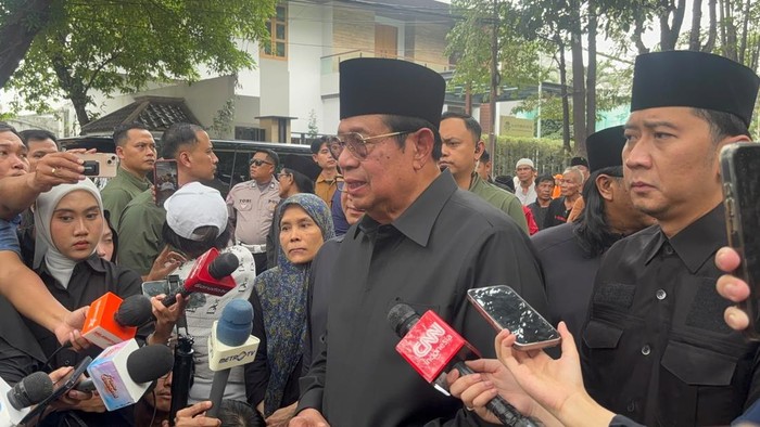 Presiden ke-6 RI Susilo Bambang Yudhoyono (SBY) melayat ke rumah duka almarhum Guruh Soekarnoputra