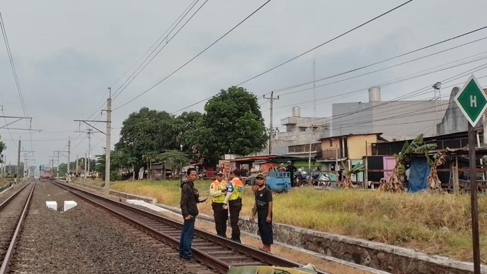 Petugas mengevakuasi pemuda yang tewas tersambar KRL di Prambanan, Sleman, Sabtu (26/9/2026).