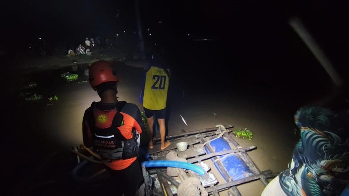 Proses pencairan korban diterkam buaya.