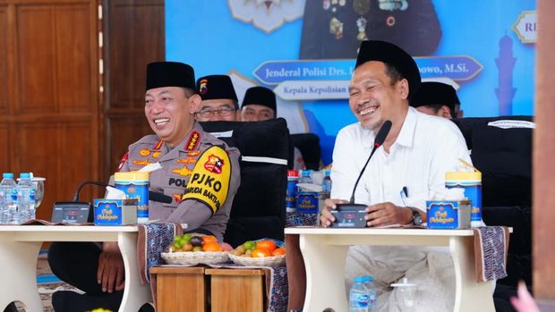 Puluhan ribu personel Polri bersama para santri mengikuti Ngaji Kebangsaan bersama KH Ahmad Bahauddin Nursalim atau Gus Baha. (dok Polri) Puluhan ribu personel Polri bersama para santri mengikuti Ngaji Kebangsaan bersama KH Ahmad Bahauddin Nursalim atau Gus Baha. (dok Polri)