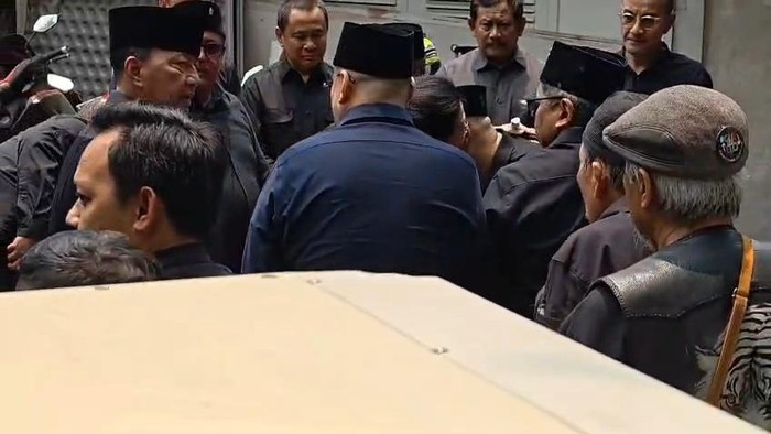 Putra Presiden Prabowo Subianto, Ragowo Hediprasetyo atau Didit Prabowo (tampak belakang) melayat ke rumah duka Guruh Soekarnoputra
