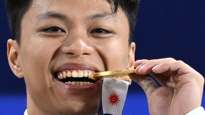 Lifter putra Indonesia Rahmat Erwin Abdullah melakukan angkatan clean and jerk pada final kelas 75 kilogram angkat besi Asian Games 2026 di Nagoya City Trade and Industry Center, Nagoya, Aichi, Jepang, Sabtu (26/9/2026). Rahmat Erwin Abdullah meraih medali emas setelah berada di posisi pertama sekaligus memecahkan rekor dunia kelas 75 kilogram untuk total angkatan 366 kilogram dan clean and jerk 206 kilogram. ANTARA FOTO/Fauzan