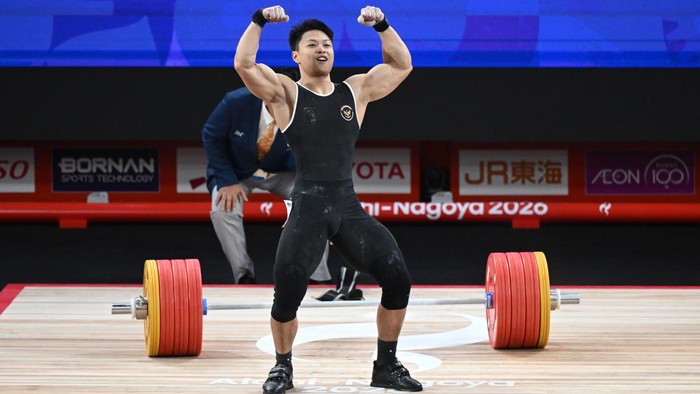 Lifter putra Indonesia Rahmat Erwin Abdullah melakukan angkatan clean and jerk pada final kelas 75 kilogram angkat besi Asian Games 2026 di Nagoya City Trade and Industry Center, Nagoya, Aichi, Jepang, Sabtu (26/9/2026). Rahmat Erwin Abdullah meraih medali emas setelah berada di posisi pertama sekaligus memecahkan rekor dunia kelas 75 kilogram untuk total angkatan 366 kilogram dan clean and jerk 206 kilogram. ANTARA FOTO/Fauzan