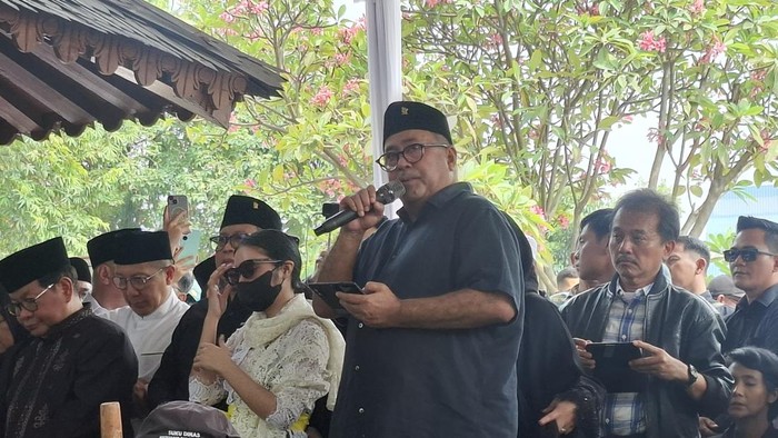 Rano Karno saat pemakaman Guruh Soekarnoputra