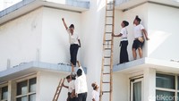 Sejumlah peserta teatrikal memeragakan aksi pemuda Surabaya saat memanjat Hotel Majapahit, Surabaya, dalam refleksi perobekan bendera Belanda. Adegan tersebut menggambarkan keberanian arek-arek Suroboyo yang pada 19 September 1945 menaiki Hotel Yamato untuk menurunkan dan merobek bagian biru bendera Belanda hingga menjadi Merah Putih.