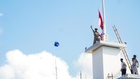 Teatrikal memeragakan suasana peristiwa perobekan bendera di halaman Hotel Majapahit, Surabaya, dengan menampilkan adegan pemuda menaiki bangunan menuju tiang bendera. Pertunjukan tersebut digelar sebagai refleksi sejarah Insiden Hotel Yamato pada 19 September 1945 yang menjadi salah satu peristiwa penting perjuangan rakyat Surabaya mempertahankan kemerdekaan.