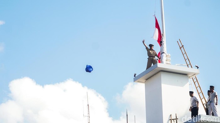 Suasana saat perobekan bendera Belanda di Hotel Yamato atau yang saat ini bernama Hotel Majapahit.