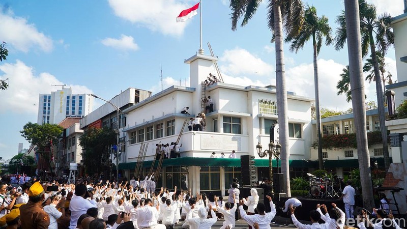 Suasana saat perobekan bendera Belanda di Hotel Yamato atau yang saat ini bernama Hotel Majapahit.