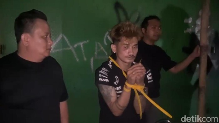 Remaja GF alias Gopal (19) ditangkap setelah berusaha kabur usai membobol brankas Masjid Al Markaz Al Islami, mencuri uang Rp 75 juta.