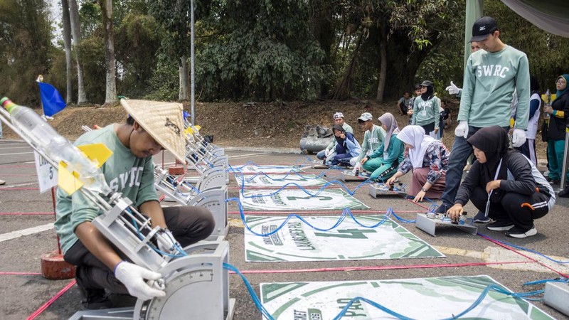 Peserta meluncurkan roket air saat Sundial Water Rocket Championship 2026 di Puspa Iptek Sundial Kota Baru Parahyangan, Padalarang, Kabupaten Bandung Barat, Jawa Barat, Sabtu (26/9/2026). Kompetisi roket air yang diikuti oleh 150 peserta dari 35 SD dan SMP se-Jawa Barat tersebut sebagai wadah bagi pelajar untuk mengasah kemampuan berpikir kritis, pemecahan masalah, kreativitas, dan pengenalan penerapan ilmu sains serta fisika. ANTARA FOTO/Abdan Syakura