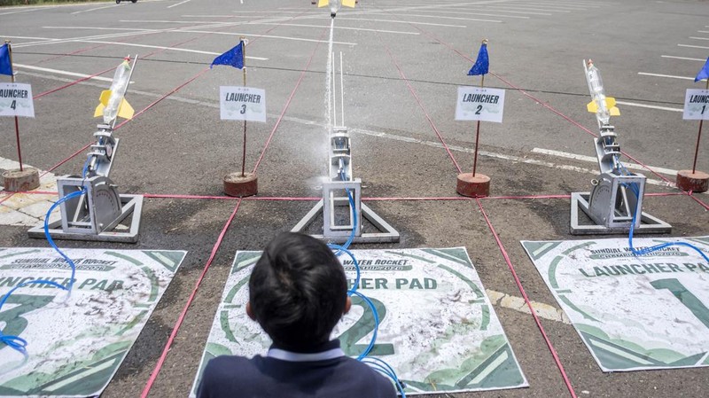 Peserta meluncurkan roket air saat Sundial Water Rocket Championship 2026 di Puspa Iptek Sundial Kota Baru Parahyangan, Padalarang, Kabupaten Bandung Barat, Jawa Barat, Sabtu (26/9/2026). Kompetisi roket air yang diikuti oleh 150 peserta dari 35 SD dan SMP se-Jawa Barat tersebut sebagai wadah bagi pelajar untuk mengasah kemampuan berpikir kritis, pemecahan masalah, kreativitas, dan pengenalan penerapan ilmu sains serta fisika. ANTARA FOTO/Abdan Syakura