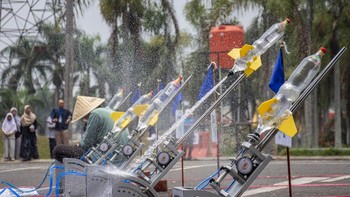 Selain menjadi ajang adu kreativitas, Sundial Water Rocket Championship 2026 menghadirkan pengalaman belajar sains yang menarik bagi para peserta. Roket air yang meluncur menjadi gambaran penerapan konsep fisika secara langsung dalam kegiatan yang menyenangkan. ANTARA FOTO/Abdan Syakura