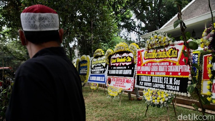 Suasana duka menyelimuti rumah duka Guruh Soekarnoputra di Jalan Sriwijaya Raya, Kebayoran Baru, Jakarta Selatan, Sabtu (26/9/2026). Sejumlah karangan bunga ucapan belasungkawa tampak memenuhi area sekitar rumah duka.