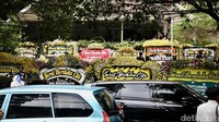 Rumah Duka Guruh Soekarnoputra Dibanjiri Karangan Bunga