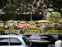 Rumah Duka Guruh Soekarnoputra Dibanjiri Karangan Bunga