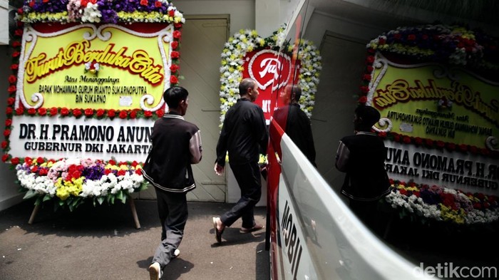 Suasana duka menyelimuti rumah duka Guruh Soekarnoputra di Jalan Sriwijaya Raya, Kebayoran Baru, Jakarta Selatan, Sabtu (26/9/2026). Sejumlah karangan bunga ucapan belasungkawa tampak memenuhi area sekitar rumah duka.
