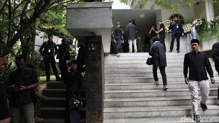 Suasana duka menyelimuti rumah duka Guruh Soekarnoputra di Jalan Sriwijaya Raya, Kebayoran Baru, Jakarta Selatan, Sabtu (26/9/2026). Sejumlah karangan bunga ucapan belasungkawa tampak memenuhi area sekitar rumah duka.