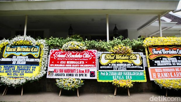 Suasana duka menyelimuti rumah duka Guruh Soekarnoputra di Jalan Sriwijaya Raya, Kebayoran Baru, Jakarta Selatan, Sabtu (26/9/2026). Sejumlah karangan bunga ucapan belasungkawa tampak memenuhi area sekitar rumah duka.