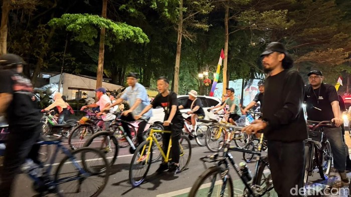 Saat pesepeda ramaikan jalanan di Kota Bandung