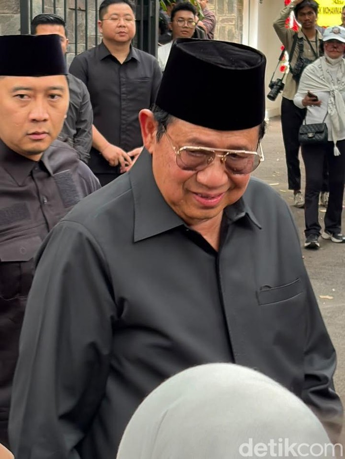 Presiden RI ke-6 Susilo Bambang Yudhoyono (SBY) tampak hadir di rumah duka Guruh Soekarnoputra, di Jalan Sriwijaya Raya, Jakarta Selatan, pada Sabtu (26/9/2026).