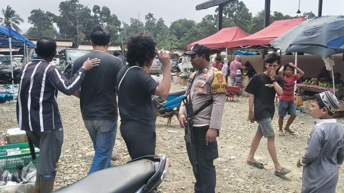 Seorang pedagang ditikam di Pasar Rakyat Bahodopi setelah cekcok dengan pedagang lain. Korban dirawat, pelaku sudah diamankan.