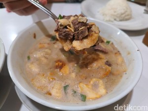 Slurrp! Gurih Hangat Soto Betawi Legendaris yang Eksis Sejak 1940-an