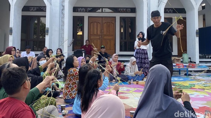 Suasana warga RW 7, Kelurahan Krapyak, Kecamatan Semarang Barat, asyik mengikuti workshop wayang suket, Sabtu (26/9/2026).