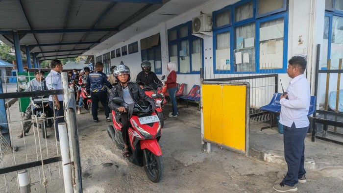 Foto udara sejumlah kendaraan angkutan barang menunggu giliran memasuki kapal feri ASDP di Pelabuhan Feri Baubau, Kota Baubau, Sulawesi Tenggara, Sabtu (26/9/2026). Pemprov Sulawesi Tenggara mengalokasikan anggaran sebesar Rp30 miliar untuk merehabilitasi dan membangun terminal modern pada tiga dari 13 pelabuhan penyeberangan di wilayah itu yakni Pelabuhan Feri Baubau, Amolengo dan Torobulu guna meningkatkan keselamatan dan kenyamanan pengguna jasa. 
ANTARA FOTO/Andry Denisah