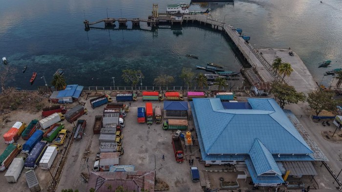 Foto udara sejumlah kendaraan angkutan barang menunggu giliran memasuki kapal feri ASDP di Pelabuhan Feri Baubau, Kota Baubau, Sulawesi Tenggara, Sabtu (26/9/2026). Pemprov Sulawesi Tenggara mengalokasikan anggaran sebesar Rp30 miliar untuk merehabil