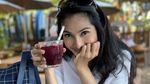 Sweet! Momen Kulineran Maudy Koesnaedi Bareng Keluarga Kecilnya