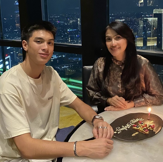 Sweet! Momen Kulineran Maudy Koesnaedi Bareng Keluarga Kecilnya