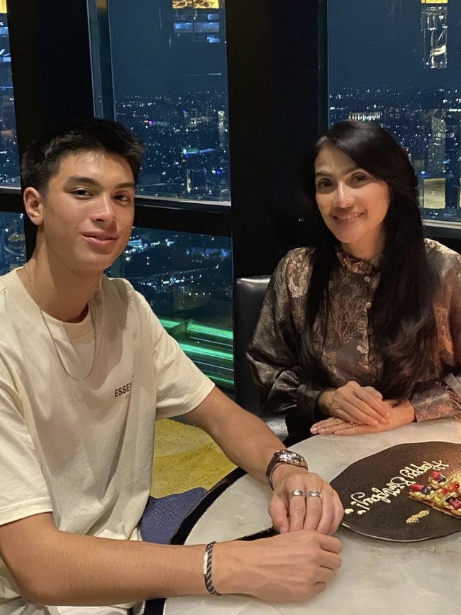 Sweet! Momen Kulineran Maudy Koesnaedi Bareng Keluarga Kecilnya