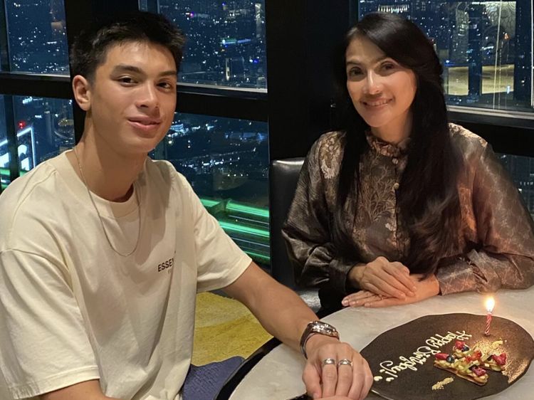 Sweet! Momen Kulineran Maudy Koesnaedi Bareng Keluarga Kecilnya