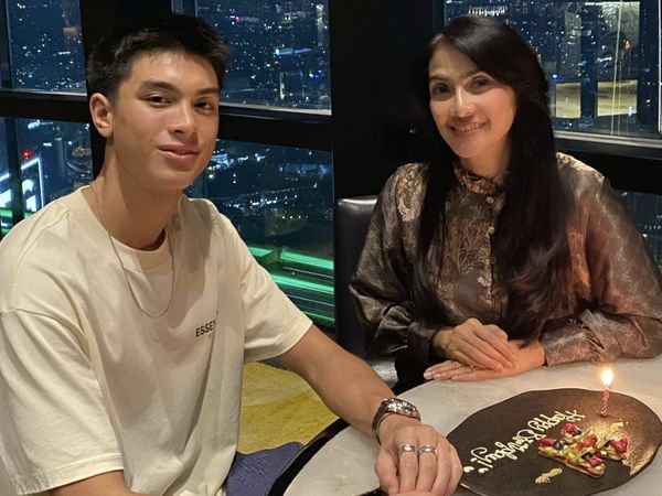 Sweet! Momen Kulineran Maudy Koesnaedi Bareng Keluarga Kecilnya