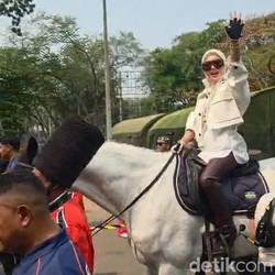 Membahana! Syahrini ke Pestapora Naik Kuda
