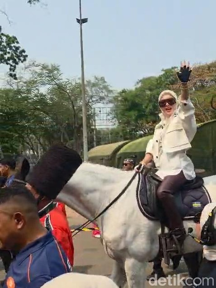 Syahrini naik kuda ke Pestapora 2026 pada Sabtu (26/9/2026).