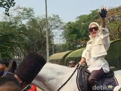 Membahana! Syahrini ke Pestapora Naik Kuda