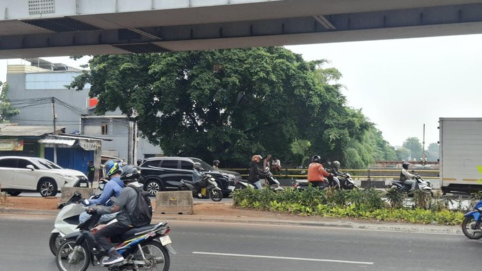 Taman di kolong Flyover Pesing, Jakbar.