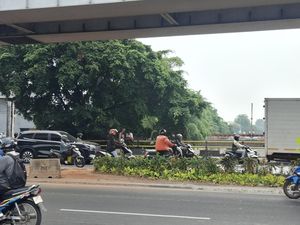 Taman Flyover Pesing Dijadikan Jalan Pintas Pemotor, Warga Khawatir Kecelakaan
