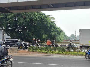 Taman Flyover Pesing Dijadikan Jalan Pintas Pemotor, Warga Khawatir Kecelakaan