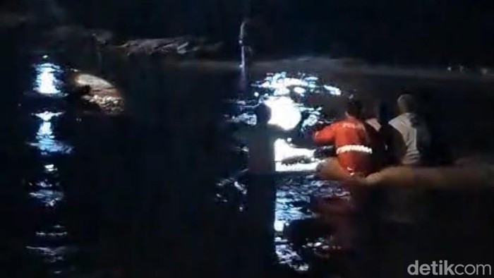 Tim polisi saat melakukan pertolongan terhadap warga terkena dampak banjir di wilayah Tukka dan Pandan, Tapteng, Sabtu (26/9/2026) malam(Dok. Polres Tapteng)