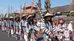 Tradisi Perang Ketupat di Bali, Ribuan Warga Turun ke Jalan
