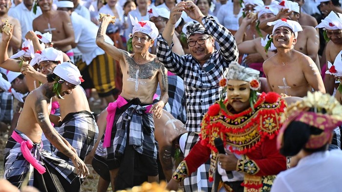 Sejumlah warga saling melempar ketupat saat Tradisi Aci Tabuh Rah Pengangon atau Tradisi Perang Ketupat di Desa Kapal, Badung, Bali, Sabtu (26/9/2026).Tradisi yang ditetapkan sebagai Warisan Budaya Tak Benda pada tahun 2019 tersebut digelar setiap setahun sekali tepatnya pada Hari Purnama Kapat dengan diikuti ribuan warga untuk memohon kesejahteraan serta wujud syukur atas kesuburan lahan pertanian. ANTARA FOTO/Nyoman Hendra Wibowo