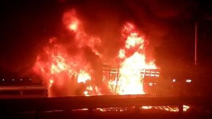Truk terbakar di tol Boyolali, Sabtu (26/9/2026) malam.