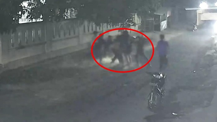 Video viral menunjukkan dua remaja dikeroyok oleh lima orang di Polewali Mandar.